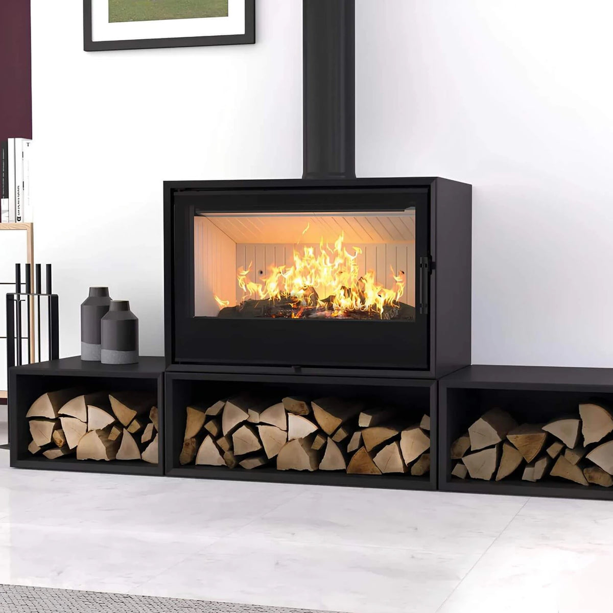 Kaminofen Hitze CF800 | 9,5 kW – Kaminofen mit Feuer über einer Reihe gefüllter Holzfächer im Wohnraum