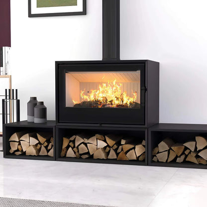 Kaminofen Hitze CF800 | 9,5 kW – Kaminofen mit Feuer über einer Reihe gefüllter Holzfächer im Wohnraum