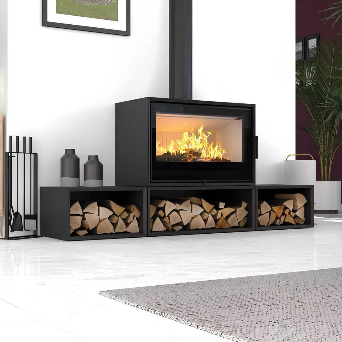 Kaminofen Hitze CF800 | 9,5 kW – Kaminofen mit Feuer über einer Reihe gefüllter Holzfächer im Wohnraum