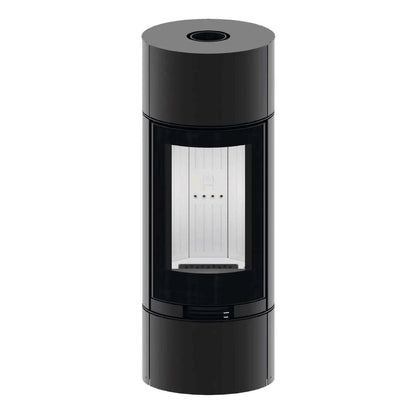 Kaminofen Hitze Charuto 8,5 kW – Hoher runder Kaminofen in schräger Vorderansicht auf Weiß
