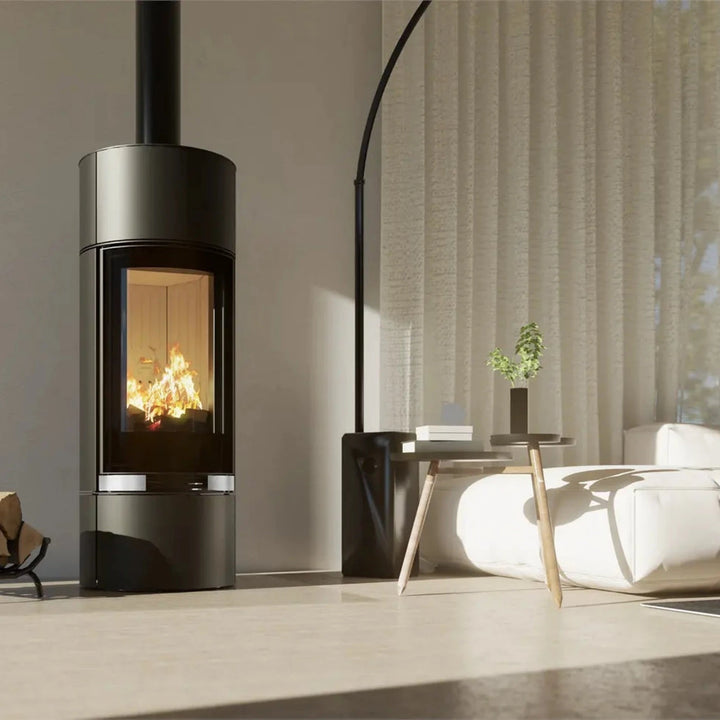 Kaminofen Hitze CHARUTO RELING | 8,5 kW – Brennender Kaminofen neben einem Sofa