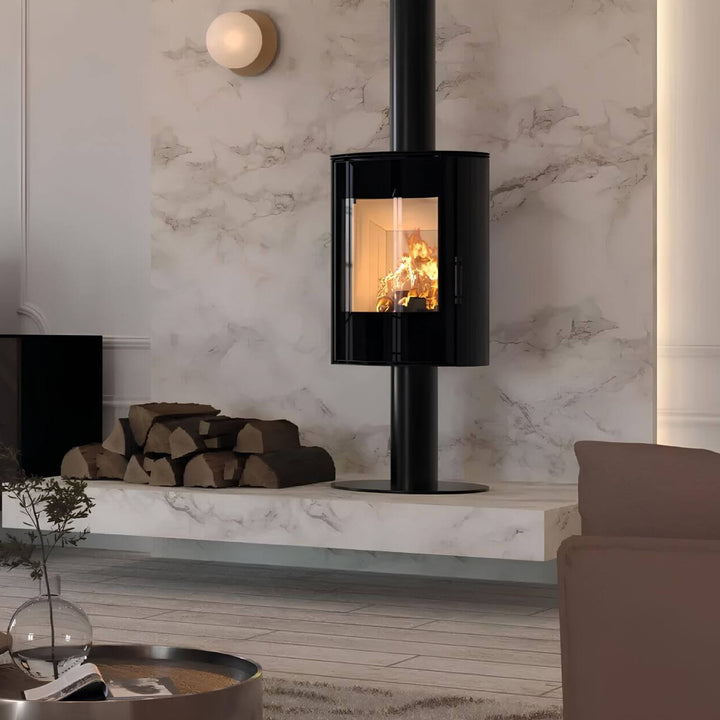 Kaminofen Hitze Ellisse SF 5,3 kW – Kaminofen auf Standfuß mit Feuer vor einer Steinwand