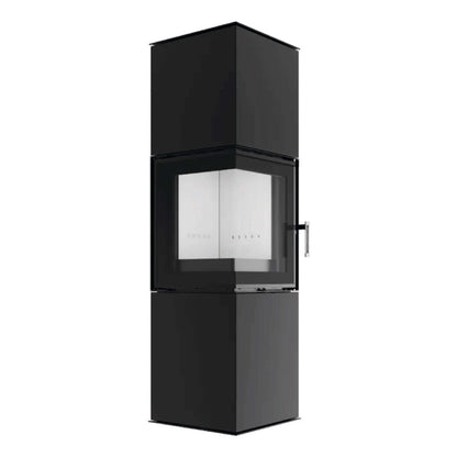 Kaminofen Hitze Gabi 6,5 kW – Hoher Kaminofen mit Eckscheibe in schräger Vorderansicht auf Weiß