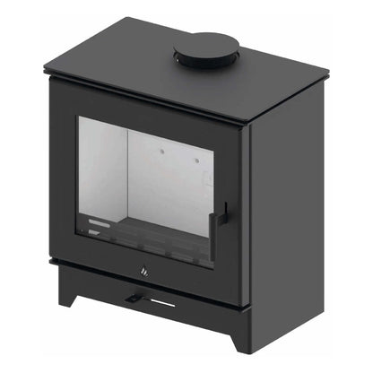 Kaminofen Hitze Gatto ME 5,3 kW – Kaminofen in erhöhter schräger Vorderansicht auf Weiß