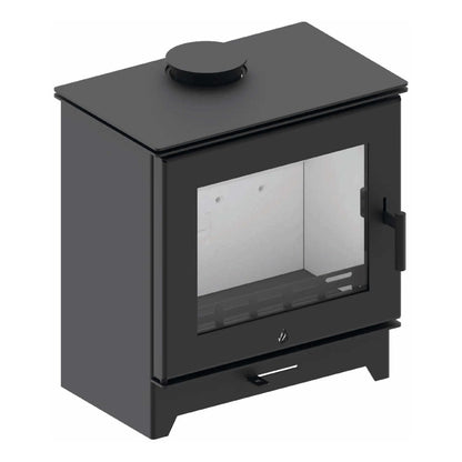 Kaminofen Hitze Gatto ME 5,3 kW – Kaminofen in erhöhter schräger Vorderansicht auf Weiß