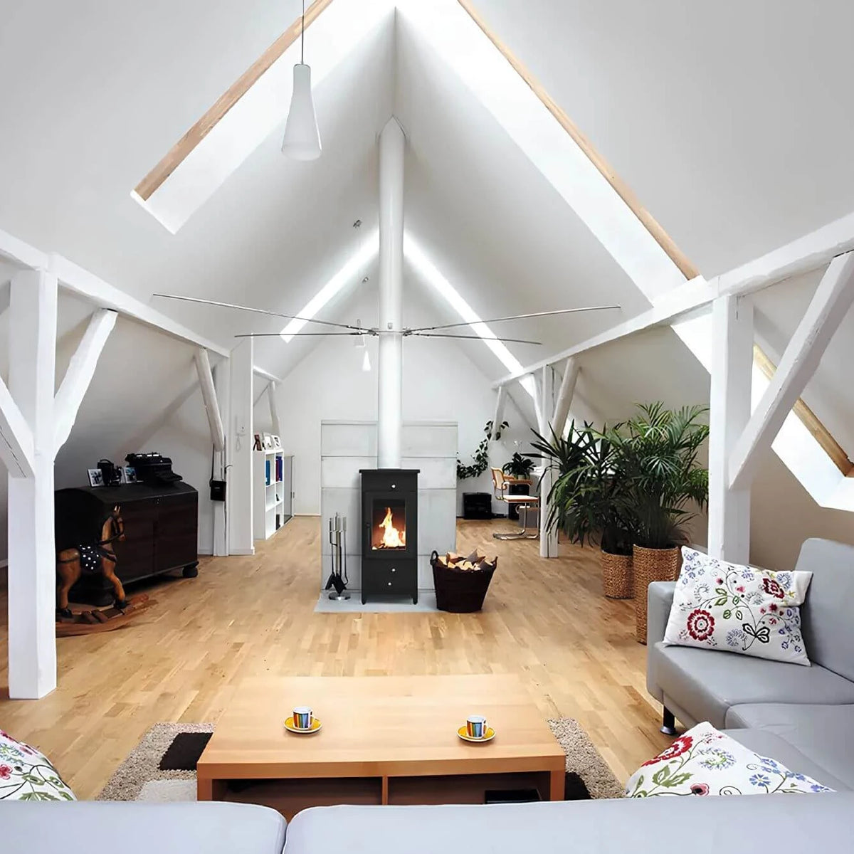 Kaminofen Hitze Legno 5,5 kW – Kaminofen mit Feuer in einem hellen Dachwohnraum