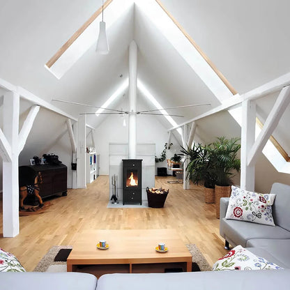 Kaminofen Hitze Legno 5,5 kW – Kaminofen mit Feuer in einem hellen Dachwohnraum