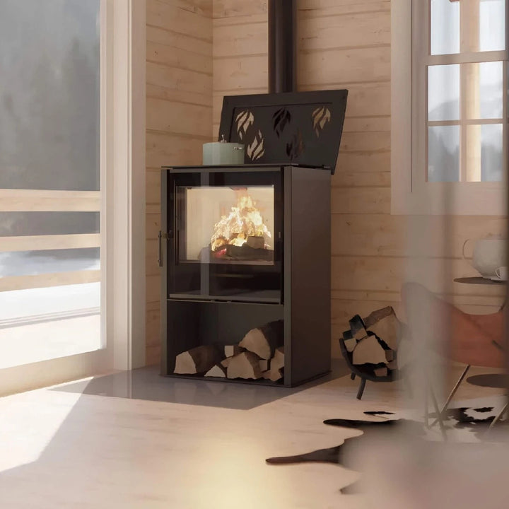 Kaminofen Hitze Lupo M-CP mit Herdplatte 8,7 kW – Kaminofen mit aufgeklappter Herdplattenabdeckung und Feuer im Wohnraum