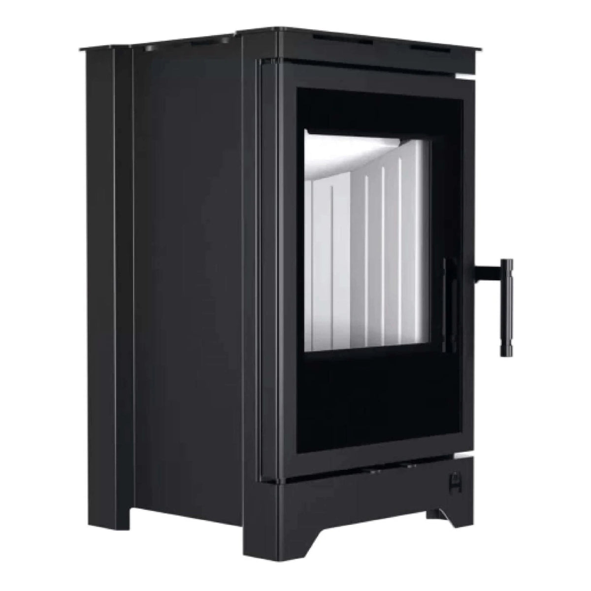 Kaminofen Hitze Lynx B 6,5 kW – Kaminofen mit Standfüßen in schräger Vorderansicht auf Weiß