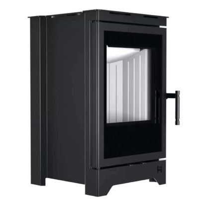 Kaminofen Hitze Lynx B 6,5 kW – Kaminofen mit Standfüßen in schräger Vorderansicht auf Weiß