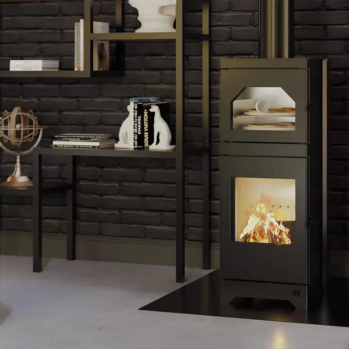 Kaminofen Hitze Lynx O mit Backfach 6,5 kW – Kaminofen mit Backfach und Feuer vor einer dunklen Ziegelwand