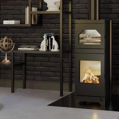 Kaminofen Hitze Lynx O mit Backfach 6,5 kW – Kaminofen mit Backfach und Feuer vor einer dunklen Ziegelwand