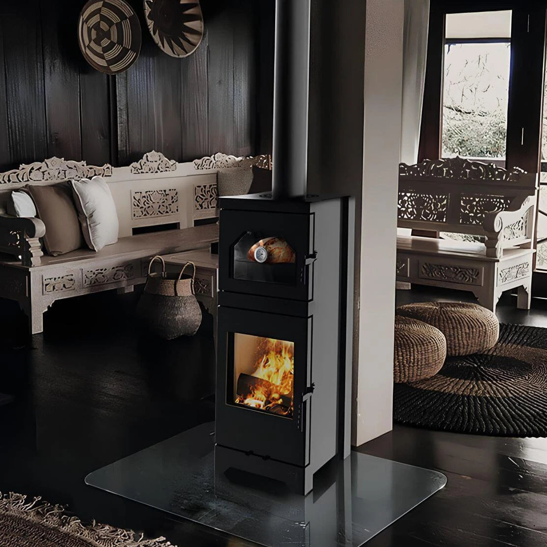 Kaminofen Hitze Lynx O mit Backfach 6,5 kW – Kaminofen mit Backfach und Feuer im dunklen Wohnraum