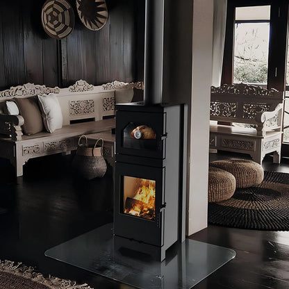 Kaminofen Hitze Lynx O mit Backfach 6,5 kW – Kaminofen mit Backfach und Feuer im dunklen Wohnraum