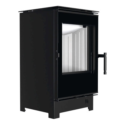 Kaminofen Hitze Lynx S 6,5 kW – Kaminofen mit Standfüßen in schräger Vorderansicht auf Weiß