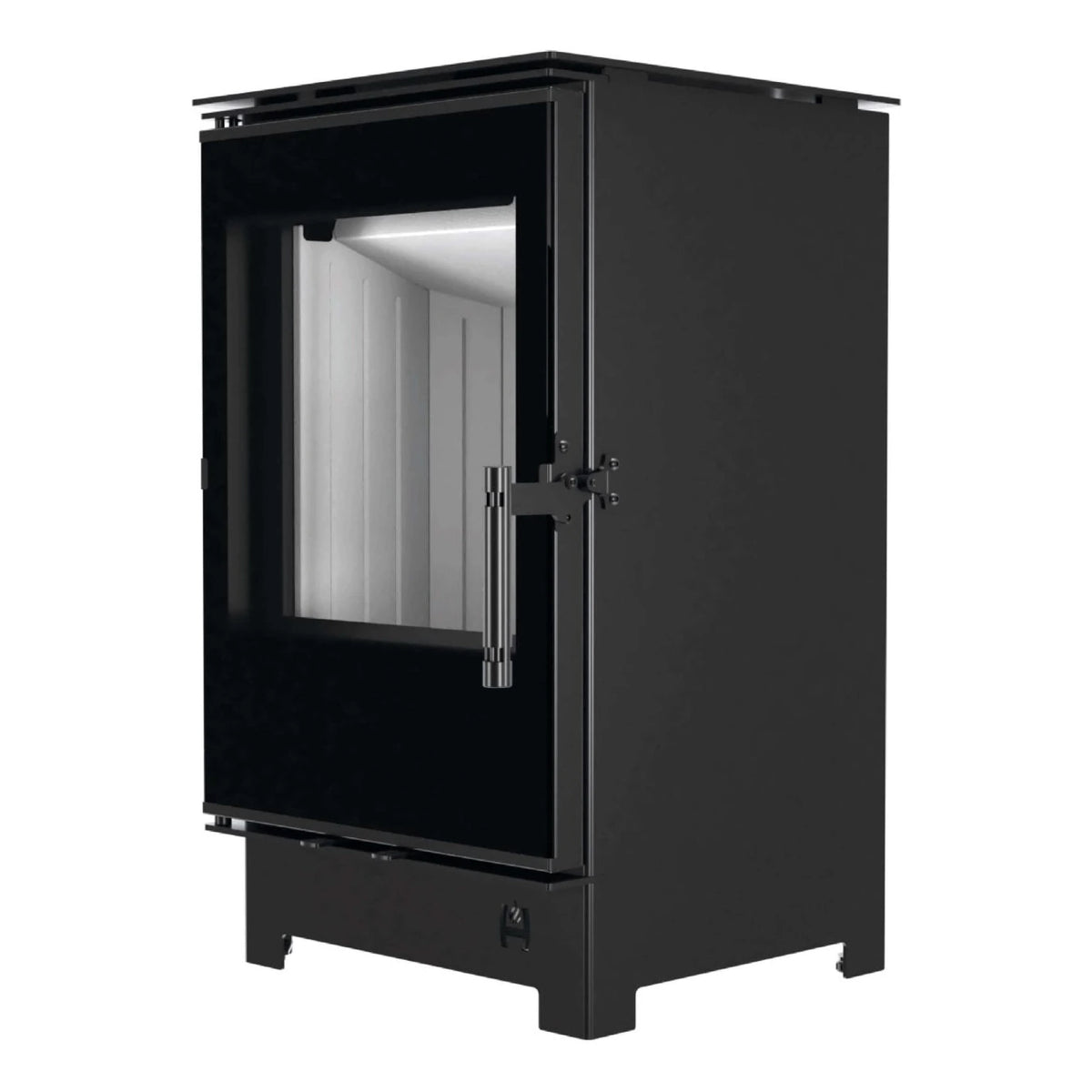 Kaminofen Hitze Lynx S 6,5 kW – Kaminofen mit Standfüßen in schräger Vorderansicht auf Weiß