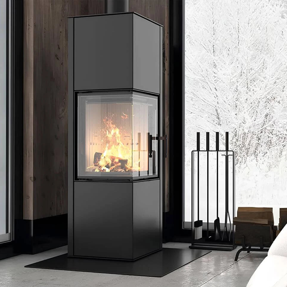 Kaminofen Hitze Siga 6,5 kW – Hoher Kaminofen mit Eckscheibe und Feuer neben Kaminbesteck