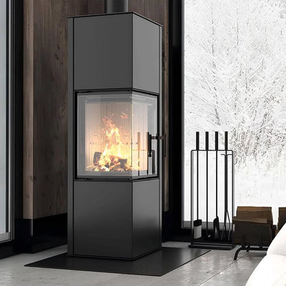 Kaminofen Hitze Siga 6,5 kW – Hoher Kaminofen mit Eckscheibe und Feuer neben Kaminbesteck