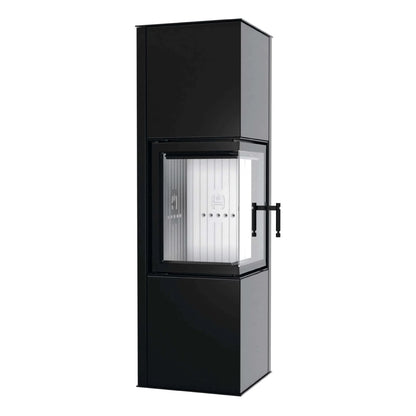 Kaminofen Hitze Siga 6,5 kW – Kaminofen in schräger Vorderansicht auf Weiß