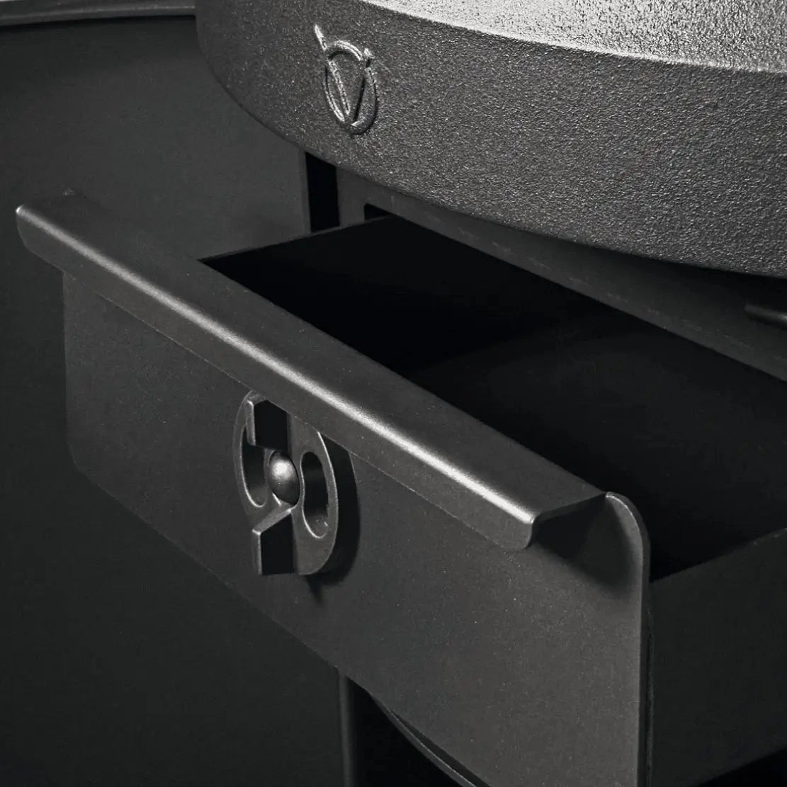 Kaminofen Varde Ovne Aura 1 | 5 kW – Detail des herausgezogenen Aschekastens