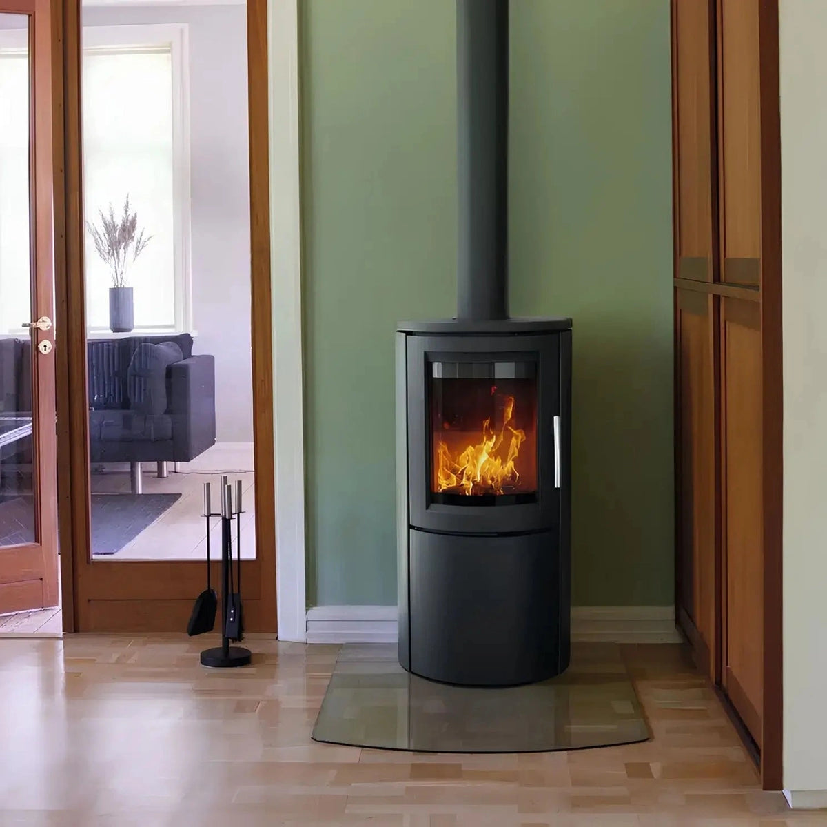 Kaminofen Varde Ovne Aura 1 | 5 kW – im Wohnraum neben der Terrassentür
