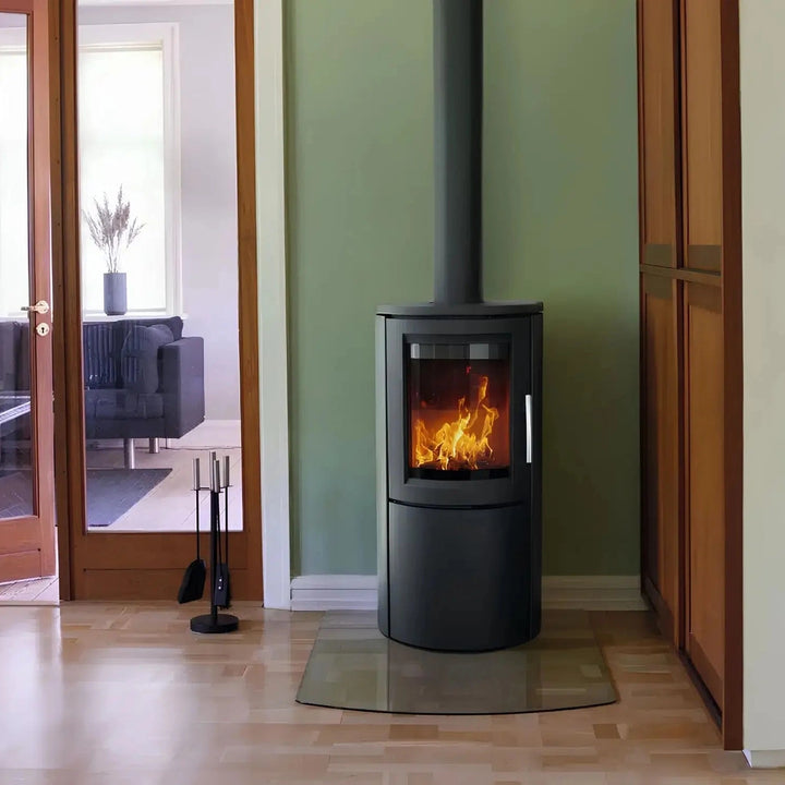 Kaminofen Varde Ovne Aura 1 | 5 kW – im Wohnraum neben der Terrassentür