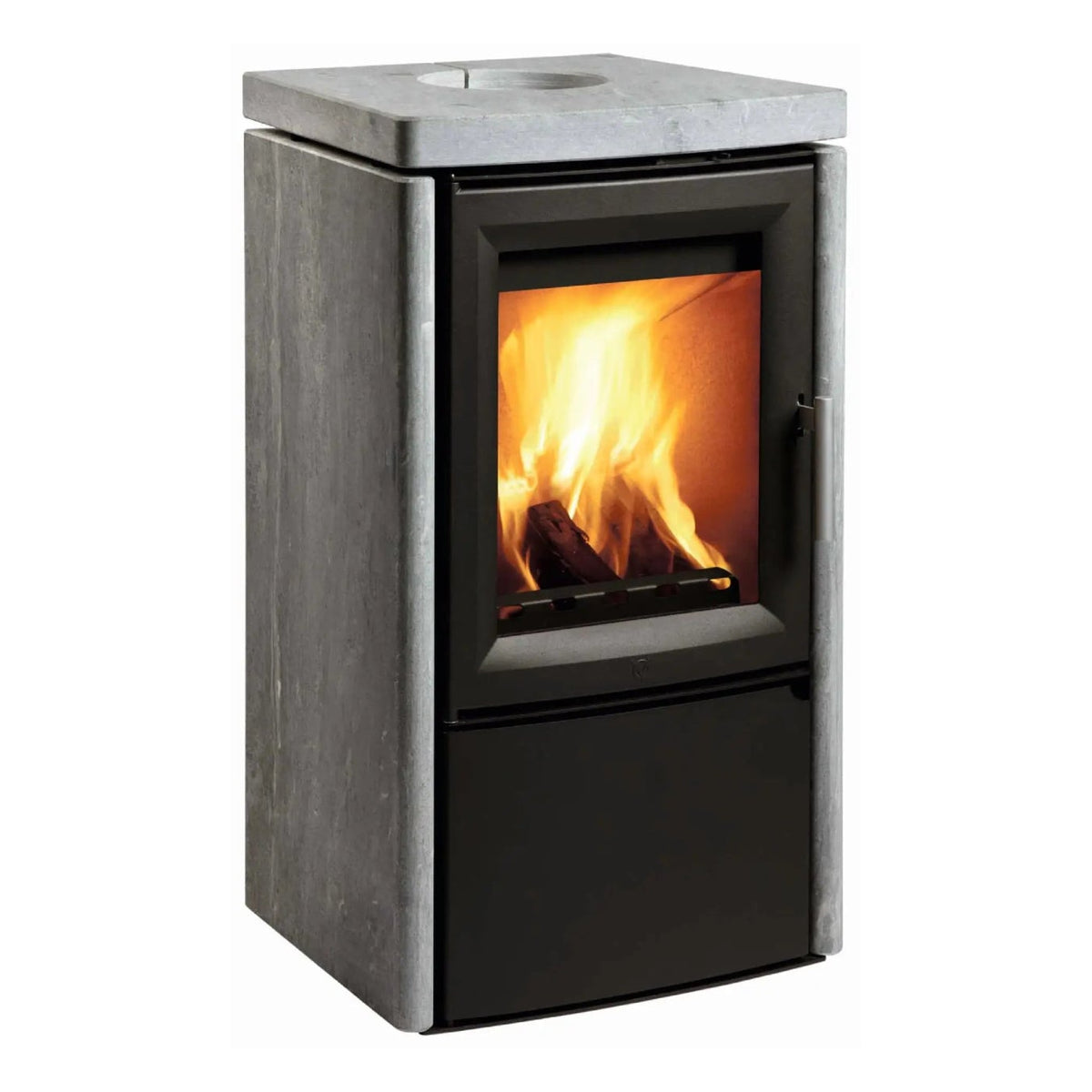 Kaminofen Varde Ovne Aura 3 Naturstein 5 kW – Kaminofen mit Feuer in schräger Vorderansicht auf Weiß