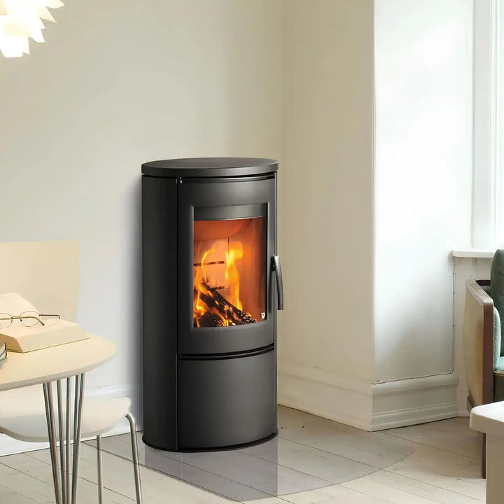 Kaminofen Varde Ovne Shape 2 Air 5 kW – Kaminofen mit Feuer im hellen Wohnraum