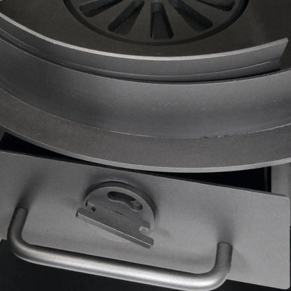 Kaminofen Varde Ovne Shape 2 Air Speckstein 5 kW – Geöffnete Ascheschublade unter dem Brennraum
