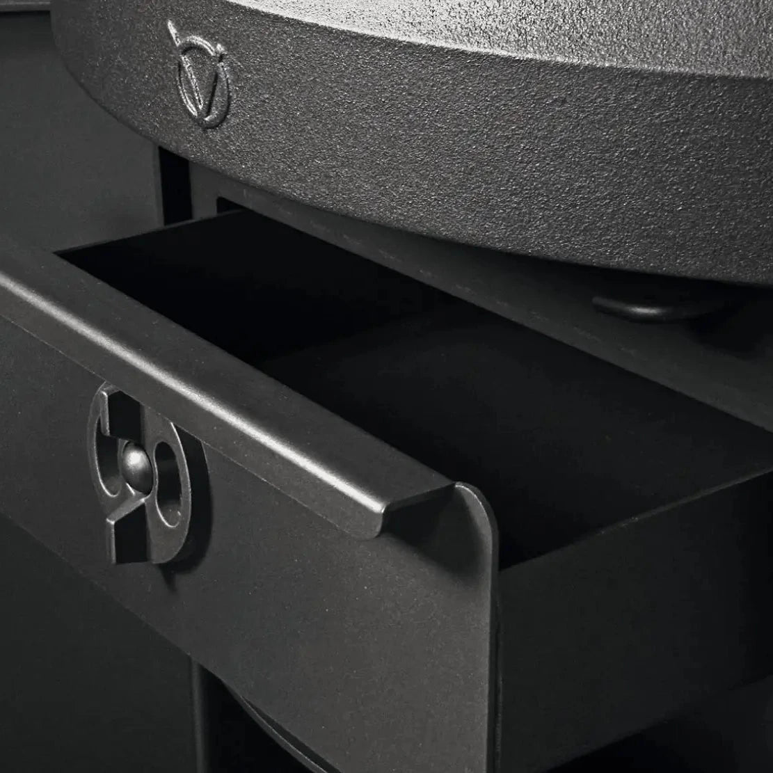 Kaminofen Varde Ovne Aura 11 | 5 kW – Geöffnete Ascheschublade mit Griff und Luftregler