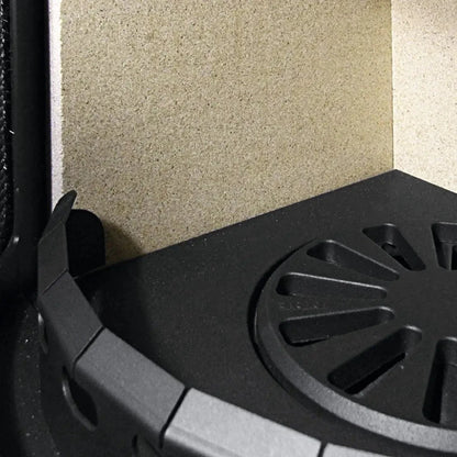 Kaminofen Varde Ovne Aura 11 | 5 kW – Detail des runden Brennraumrosts und der Auskleidung