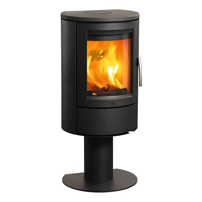 Kaminofen Varde Ovne Aura 11 | 5 kW – Kaminofen mit Feuer in schräger Vorderansicht auf Weiß