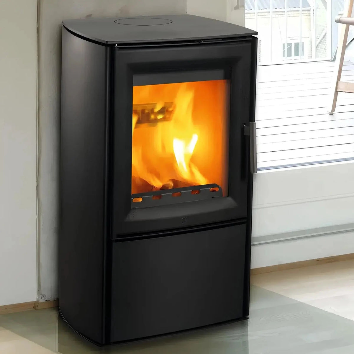 Kaminofen Varde Ovne Aura 3 | 5 kW – Kaminofen mit Feuer neben einer Terrassentür