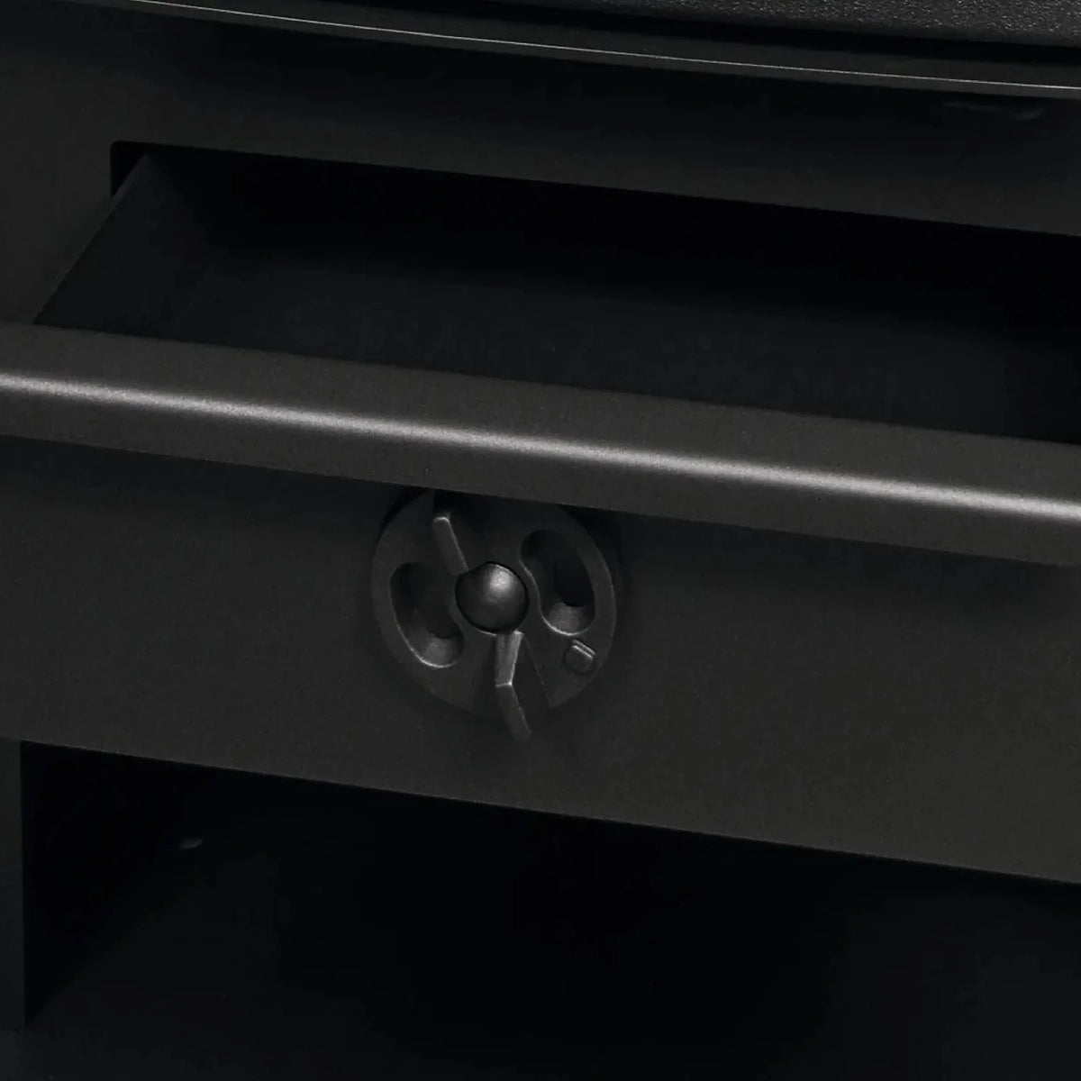 Kaminofen Varde Ovne Aura 3 | 5 kW – Geöffnete Ascheschublade mit Griff und Luftregler