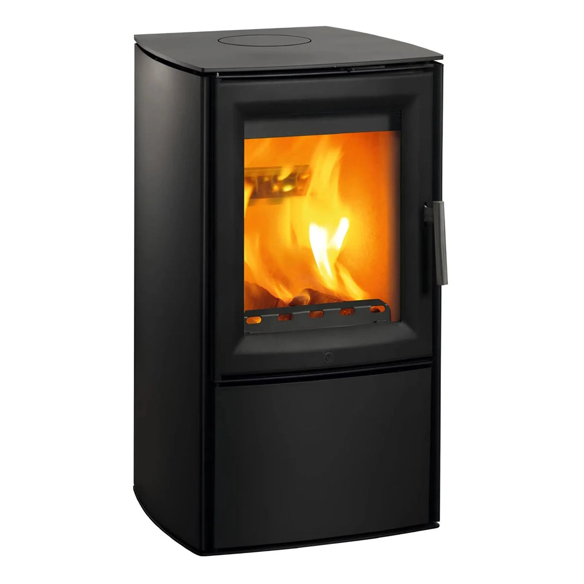 Kaminofen Varde Ovne Aura 3 | 5 kW – Kaminofen mit Feuer in schräger Vorderansicht auf Weiß