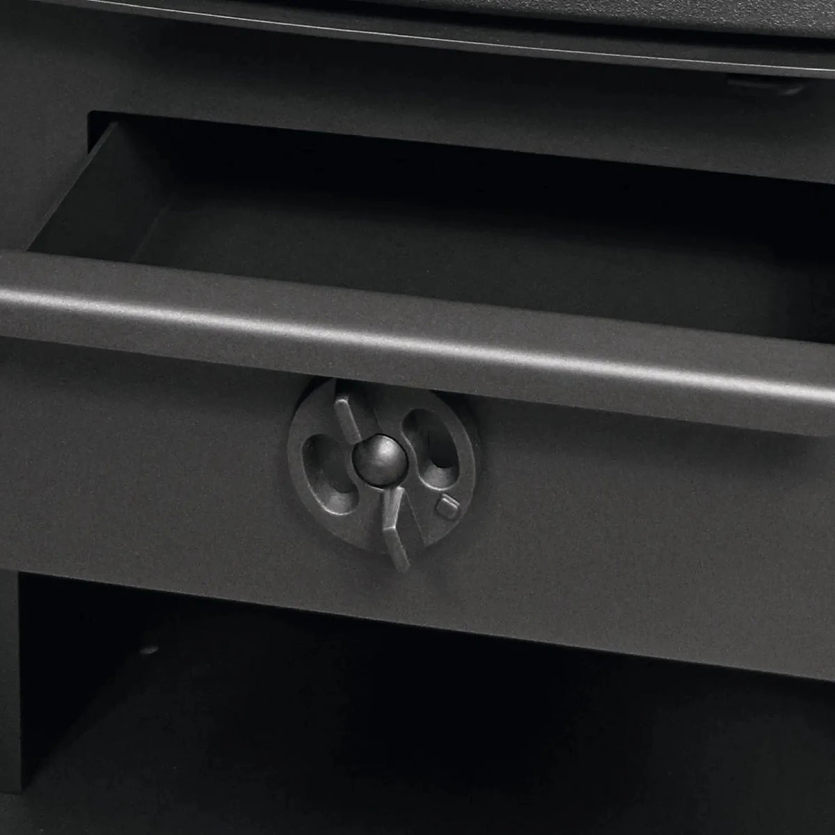 Kaminofen Varde Ovne Aura 3 Naturstein 5 kW – Geöffnete Ascheschublade mit Griff und Luftregler