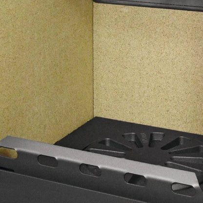 Kaminofen Varde Ovne Aura 3 Naturstein 5 kW – Nahaufnahme von Brennraumrost und Auskleidung