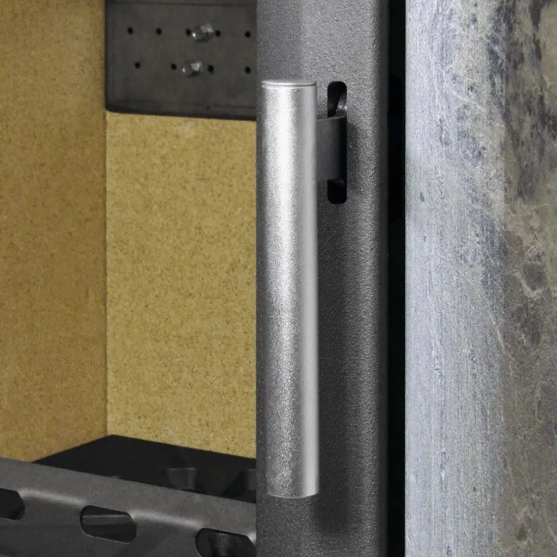 Kaminofen Varde Ovne Aura 3 Naturstein 5 kW – Nahaufnahme des Türgriffs an der geöffneten Brennraumtür
