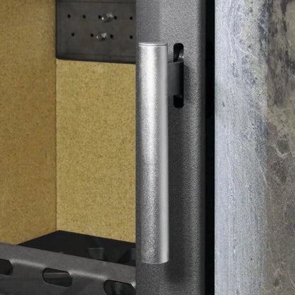 Kaminofen Varde Ovne Aura 3 Naturstein 5 kW – Nahaufnahme des Türgriffs an der geöffneten Brennraumtür