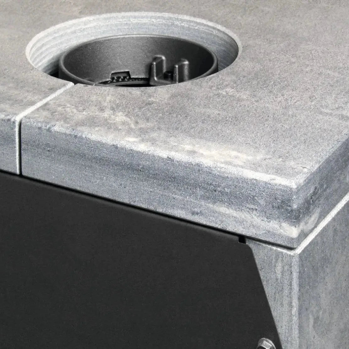 Kaminofen Varde Ovne Aura 3 Naturstein 5 kW – Nahaufnahme des Rauchrohranschlusses in der Natursteinabdeckung