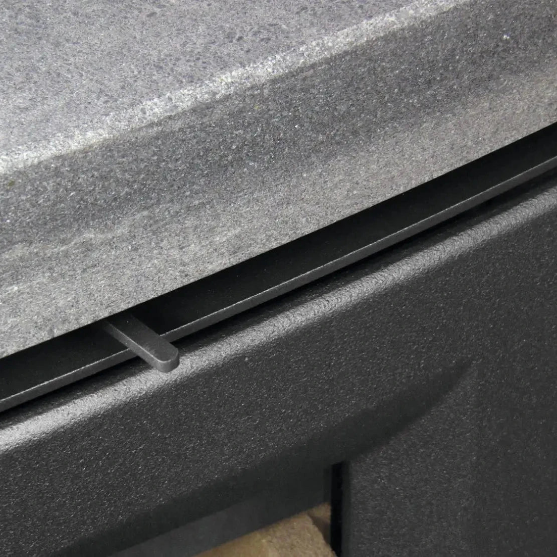 Kaminofen Varde Ovne Aura 3 Naturstein 5 kW – Detail der Luftregelung unter der Natursteinabdeckung