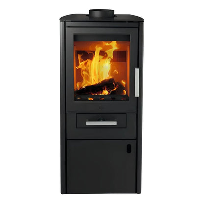 Kaminofen Varde Ovne Bornholm 5,5 kW – Kaminofen mit Feuer in Vorderansicht auf Weiß