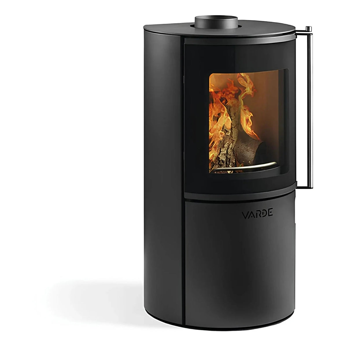 Kaminofen Varde Ovne Nordic 3 | 5 kW – Kaminofen mit Feuer in schräger Vorderansicht auf Weiß