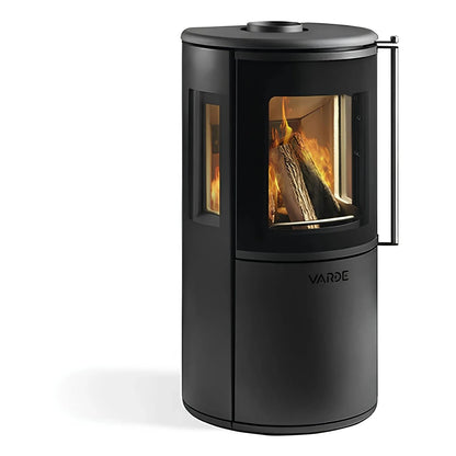 Kaminofen Varde Ovne Nordic 7 Air 6,2 kW – Kaminofen mit Feuer in schräger Vorderansicht auf Weiß