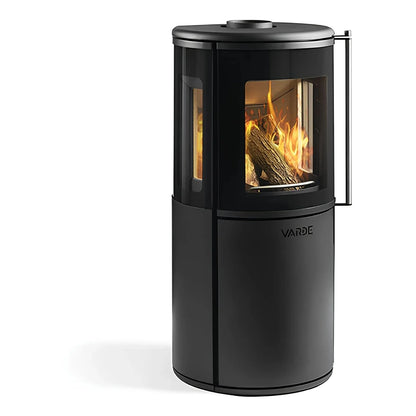 Kaminofen Varde Ovne Nordic 9 Air 6,2 kW – Kaminofen mit Feuer in schräger Vorderansicht auf Weiß