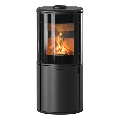 Kaminofen Varde Ovne Nordic 9 Air 6,2 kW – Kaminofen mit Feuer in Vorderansicht auf Weiß