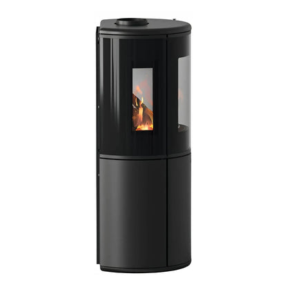 Kaminofen Varde Ovne Nordic 9 Air 6,2 kW – Kaminofen mit seitlichem Sichtfenster in Seitenansicht auf Weiß