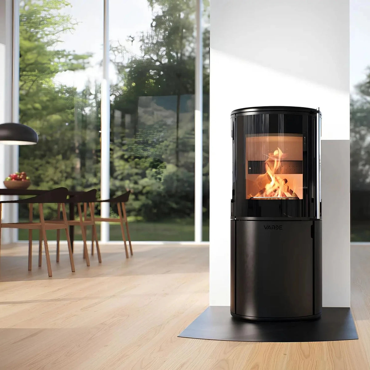 Kaminofen Varde Ovne Nordic 9 Air 6,2 kW – Kaminofen mit Feuer auf einer Bodenplatte im hellen Wohnraum