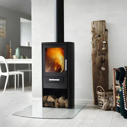 Kaminofen Varde Ovne Samsö 5 kW – Kaminofen mit Feuer und Holzfach neben einer Holzsäule