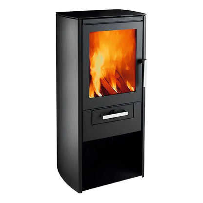Kaminofen Varde Ovne Samsö 5 kW – Kaminofen mit Feuer in schräger Vorderansicht auf Weiß
